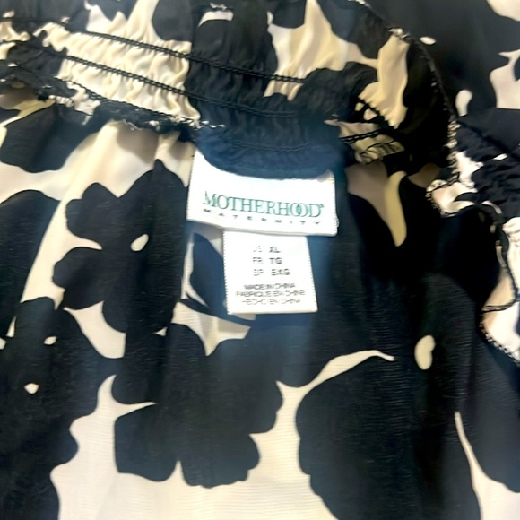 Motherhood 👶 Black and White Floral Blouse - Picture 3 of 5